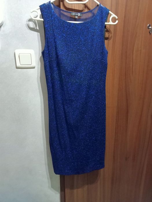 Dopasowana szafirowa sukienka z brokatem 34 wycięcie na plecach