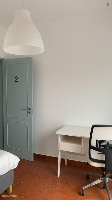 Quarto - localizado em Oeiras Lisbon