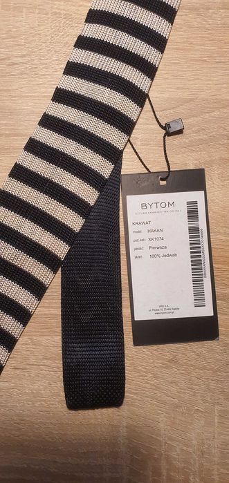 Nowy krawat typu knit marki Bytom
