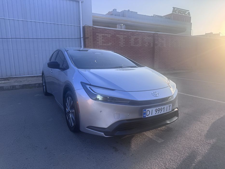 toyota prius повний прівід