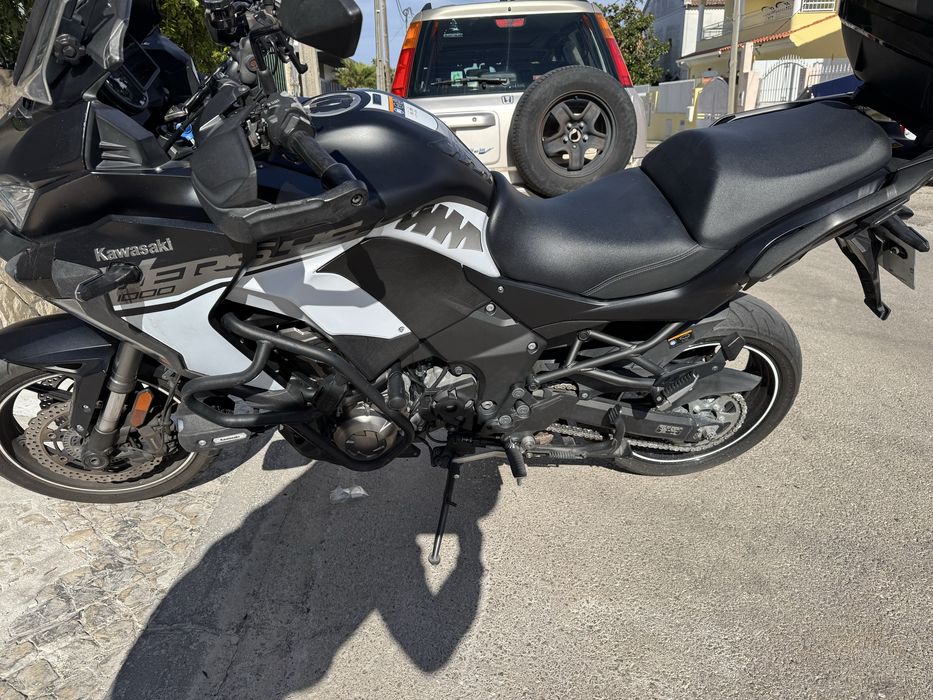 Vendo Kawasaki preta e branca , mota com revisoes srmpre feitas na M.