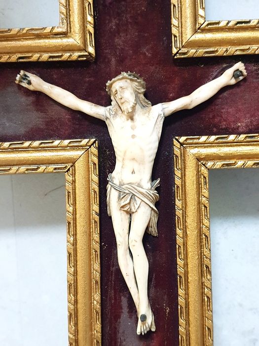 Preciosa antiga escultura de Cristo crucificado do Sec. XVIII emoldura
