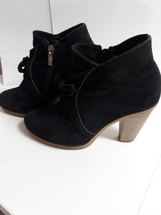 Демисезонные замшевые ботинки на каблуке