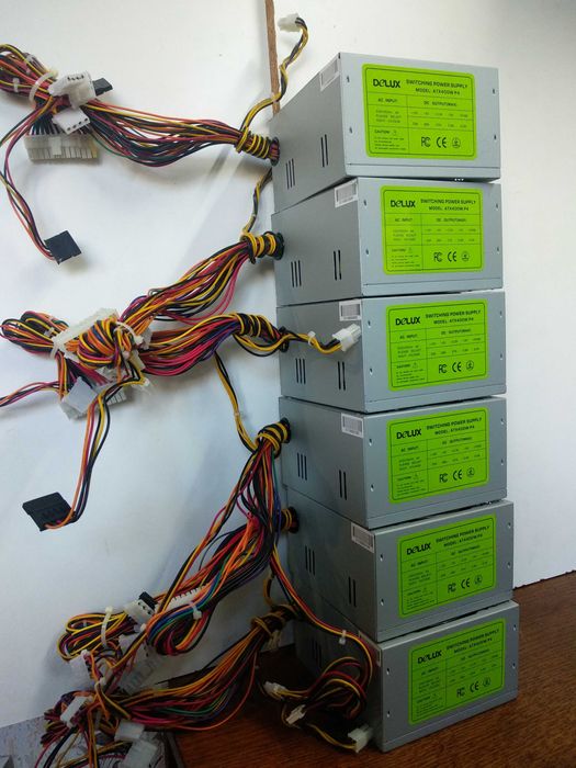 рабочий  DELUX ATX  400W  120 мм кулер 20+4pin . 4pin Molex: 3 SATA: 2