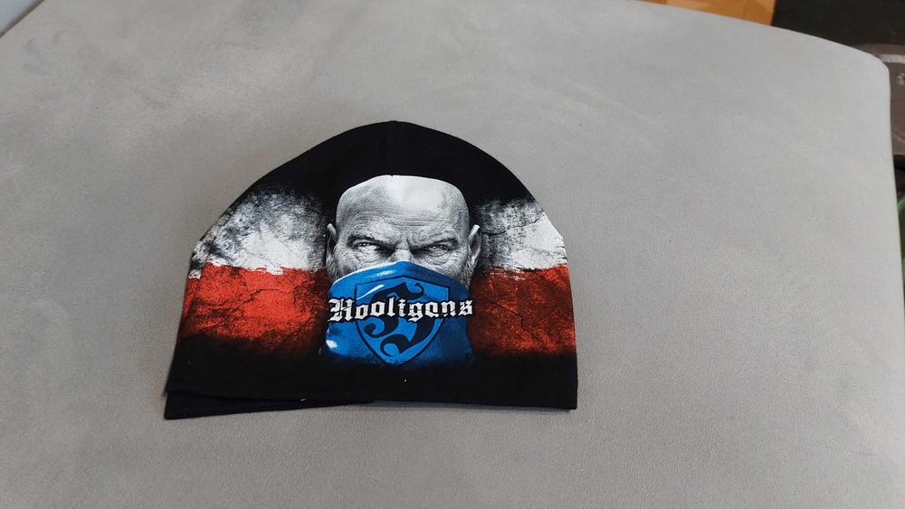 Nowa czapka czarna z napisem Hooligans i biało-czerwoną flagą