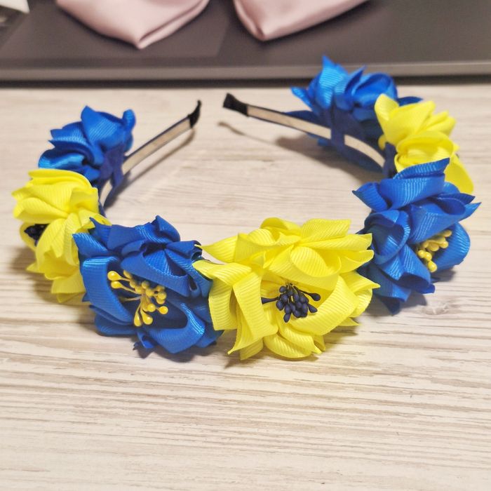 Вінок із квітв зі стрічки.