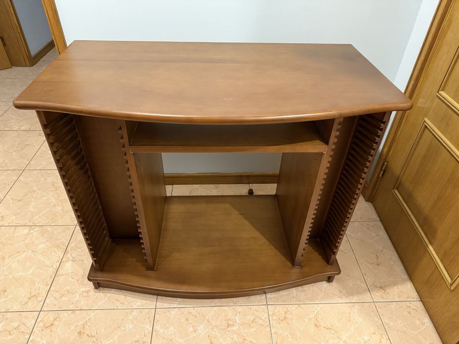 Móvel para TV com rodas