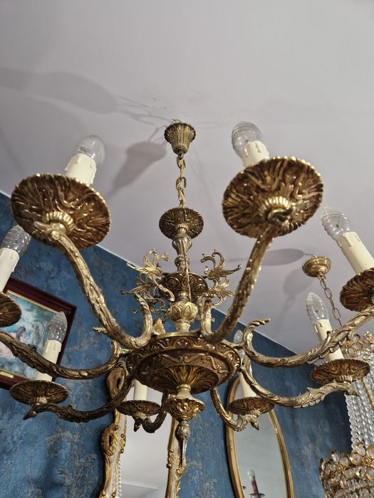 Piękny stylowy żyrandol mosiężny