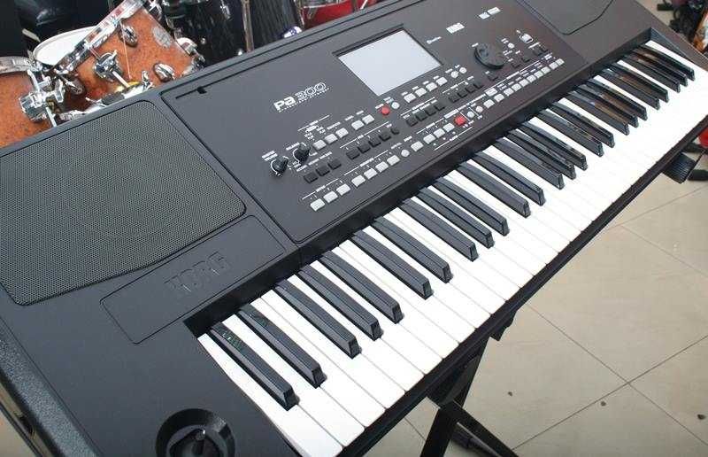 KORG PA300 keyboard + statyw