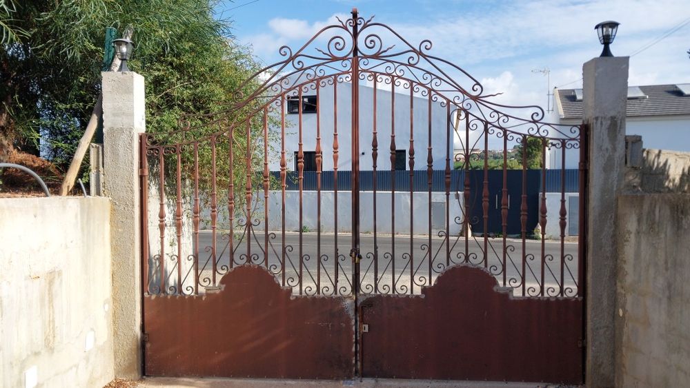 Portão de entrada de ferro maciço