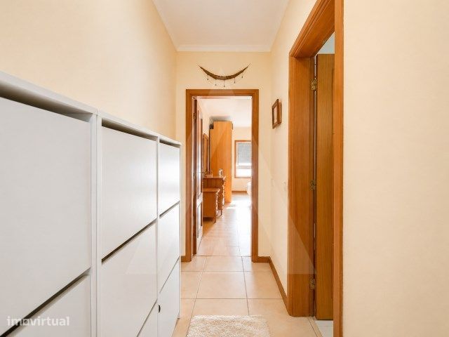 Apartamento T1 com garagem fechada na Praia da Barra