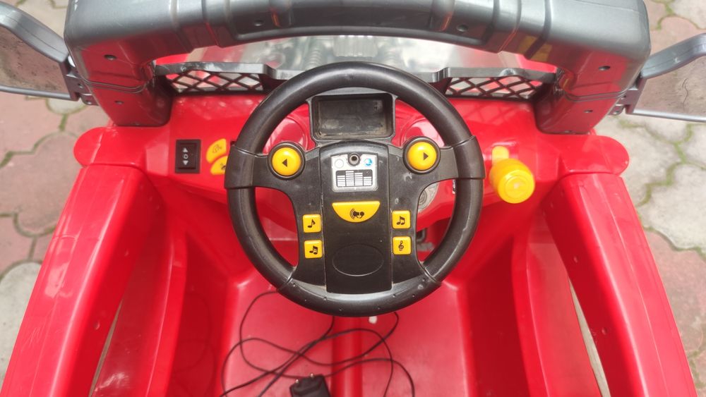 Дитячий електромобіль