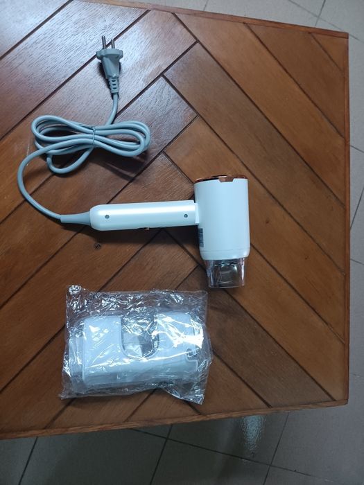 Secador com duporte de parede novo na caixa