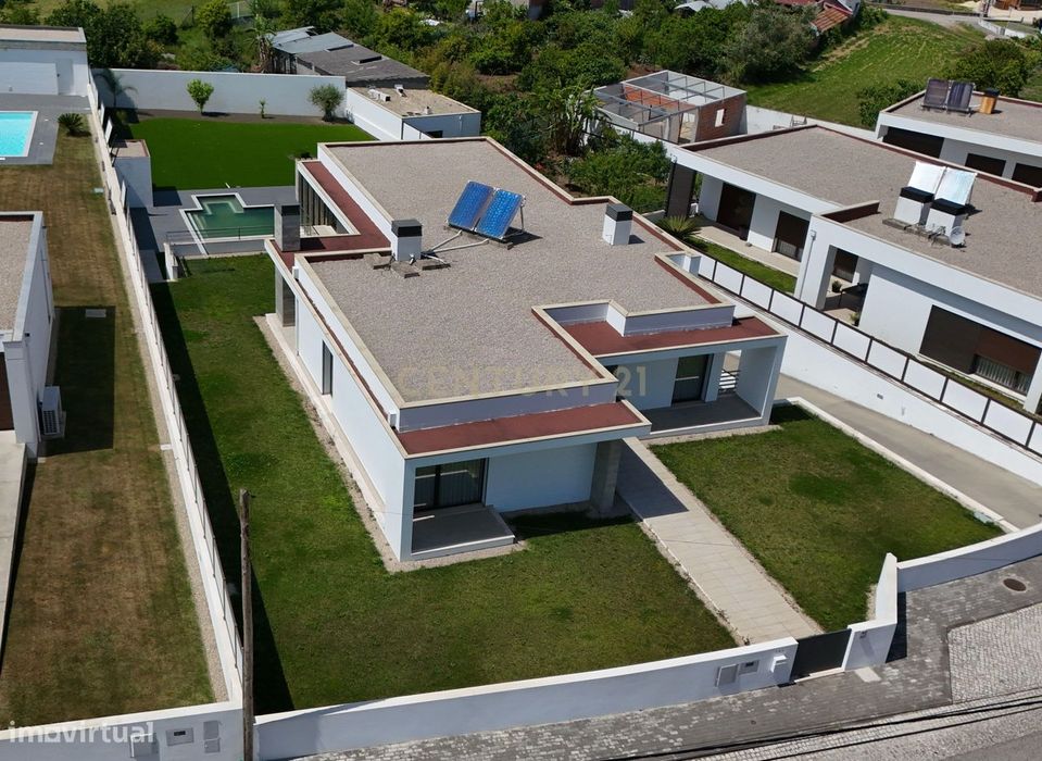 Moradia T4 Moderna com Piscina Aquecida e Jacuzzi a 15 Minutos da Prai