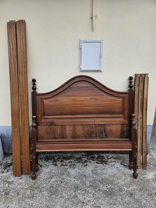 Cama de casal em bom estado.