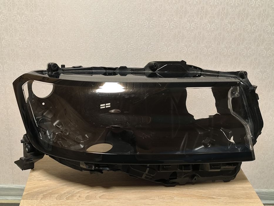 Корпус правої фари Toyota Land Cruiser 300