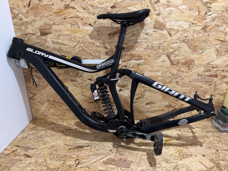 Quadro Giant Glory com amortecedor RockShox Vivid R2C