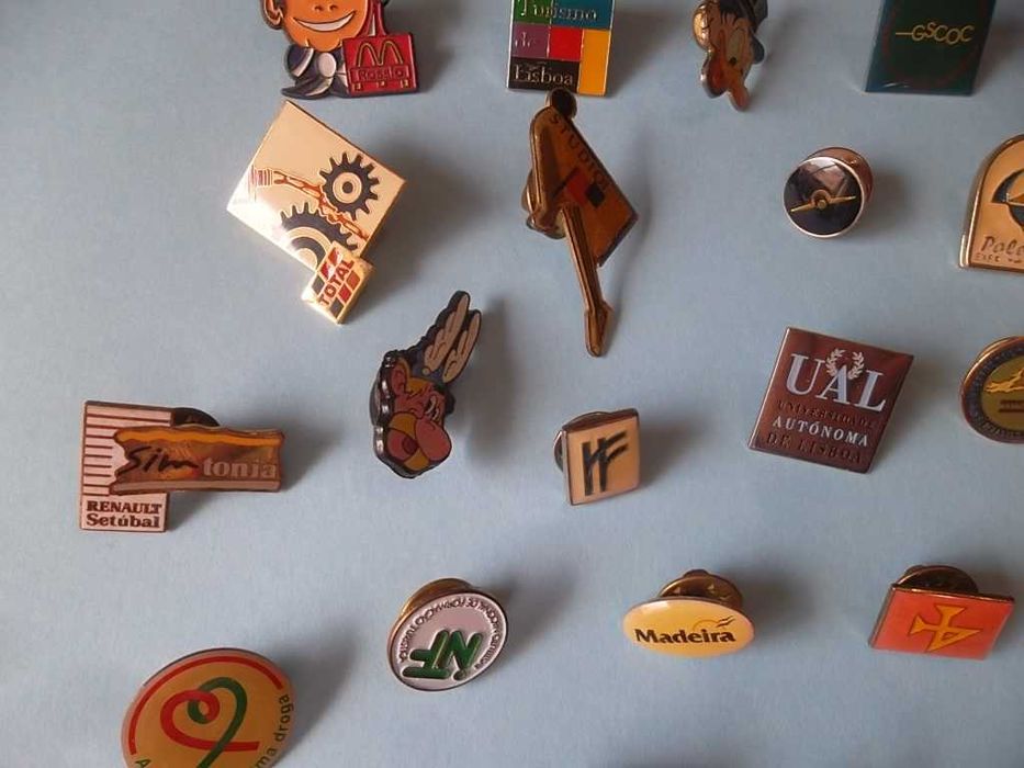 67 pins metálicos antigos , marcas comerciais e outros temas.