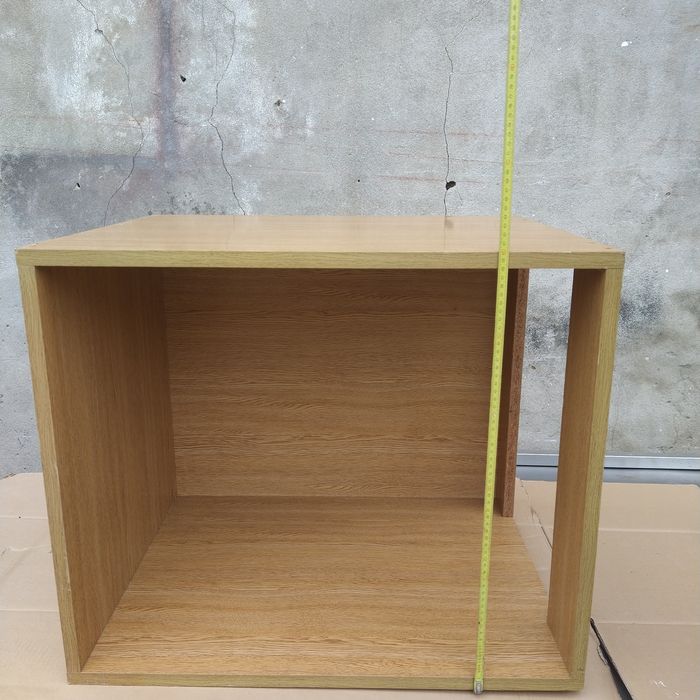 Estantes para exposição ou para outras utilidades.