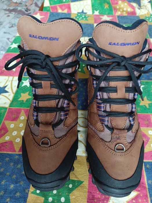 Жіночі трекінгові черевики Salomon.