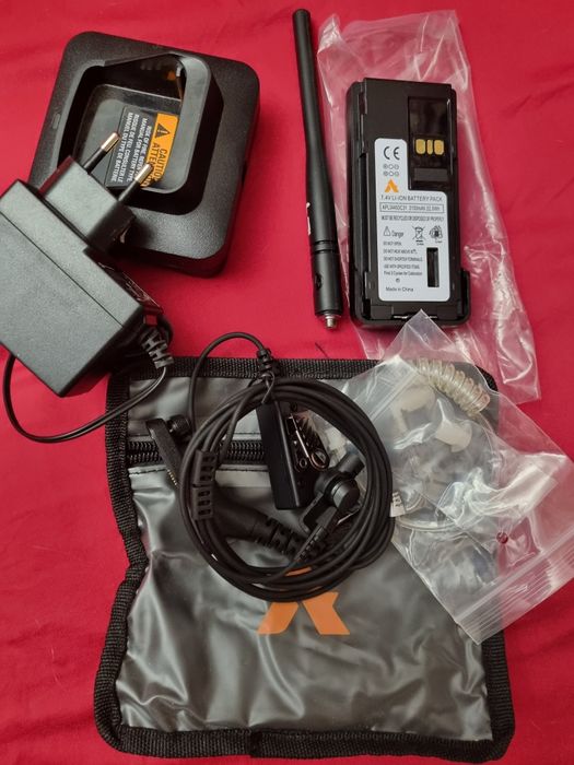 Комплект- рация  МОТОРОЛА-4400+зарядное+усиленная батарея+гарнитура