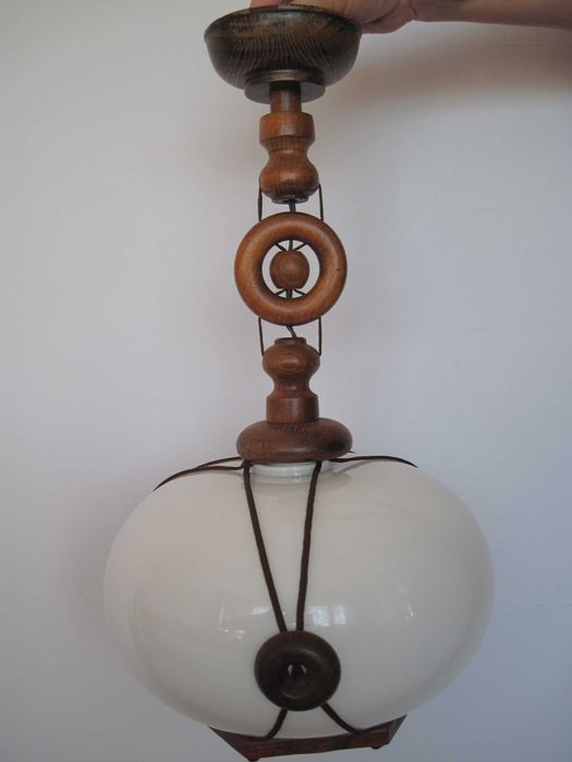 Lampa wisząca ze szklanym kloszem