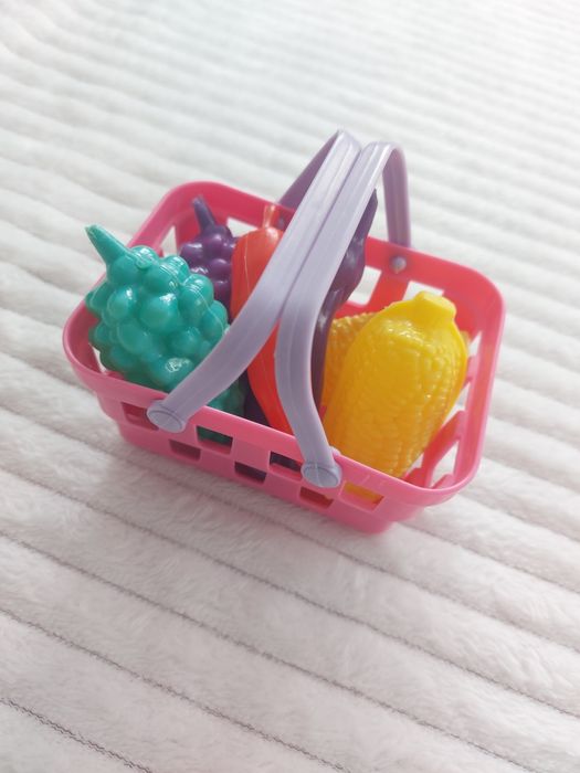 Cesto de compras com frutas e legumes