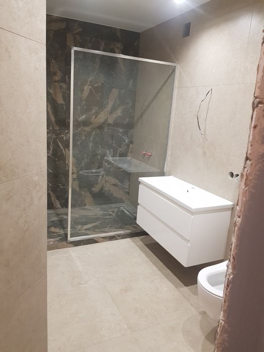 Встановлюваня душевих кабін,стікляних перегородок,сантехніка,вани,т.д.