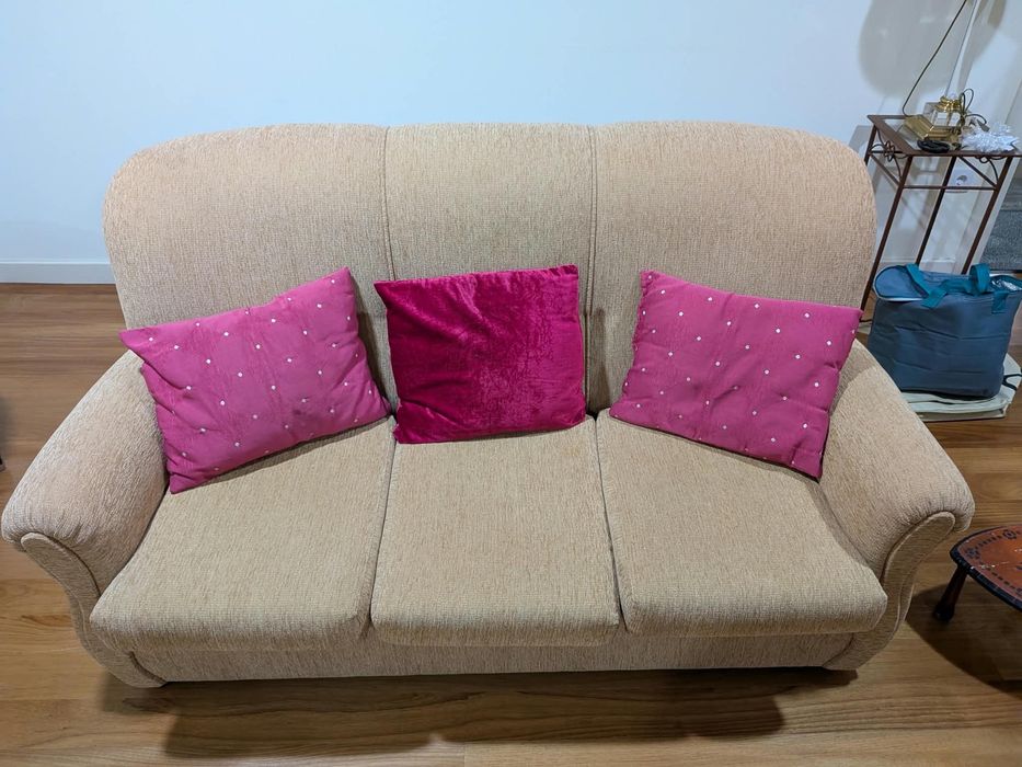 Sofá 3 Lugares Bege Compacto (170x100 cm) + Almofadas de Oferta - Excelente Estado