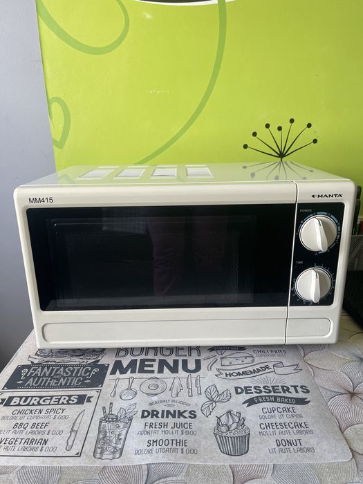 Kuchenka mikrofalowa mikrofalówka z funkcją grill  Manta  MM415 stan idealny