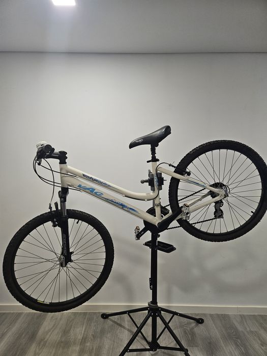 Bicicletas + tripé + bomba de pneus