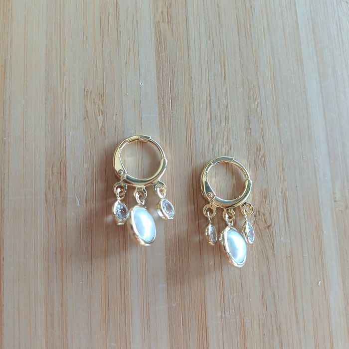 Brinco delicado com zircónias e pérolas  banhado a ouro no aço inoxidável antialérgico
