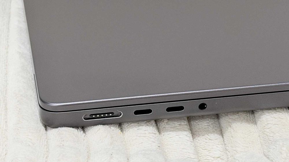 MacBook Pro M3 Pro - 18GB RAM / 512GB SSD c/ Caixa + Carregador