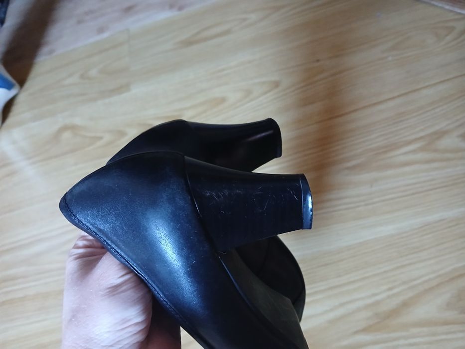 Подарую шкіряні туфлі. Розмір 39.