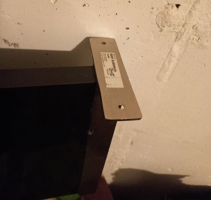 Prateleira Preta Brilhante IKEA com Suportes em Níquel