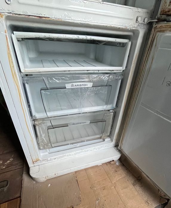 Холодильник Ariston в нормальному стані