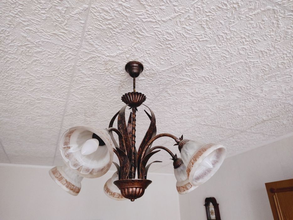 Żyrandol w starym stylu