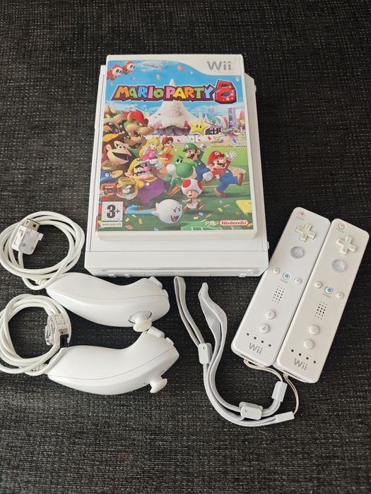 Wii Branca com 2 Comandos e jogo Mario Party 8