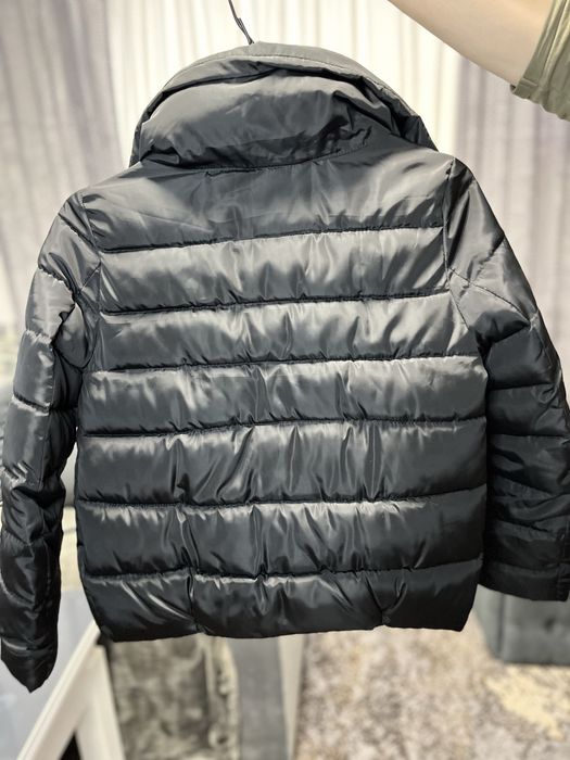 Чорна осіння куртка