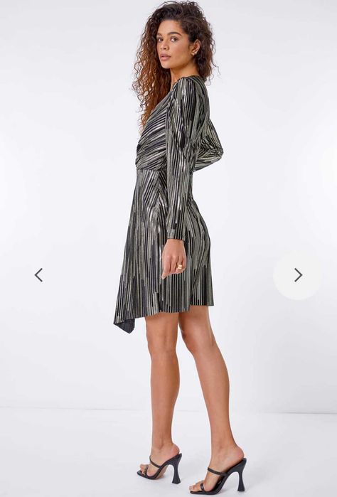 Нарядноe, ассиметричное, блестящее платье длинные рукава, плиссе roman