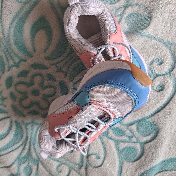 Кросівки на дівчинку