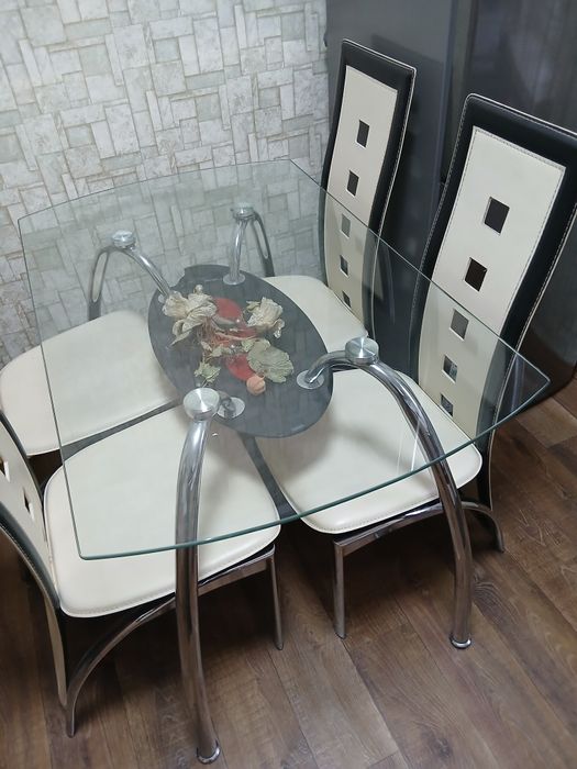 Кухонний стіл та стільчики