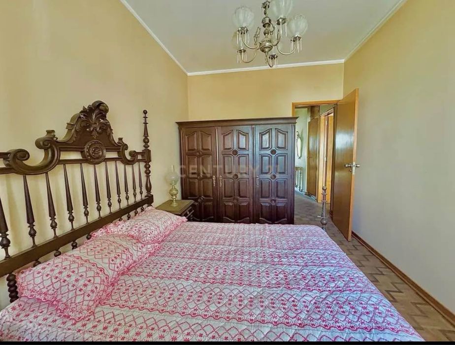 Cama com banquinhas mais um movel de tv e guarda fato