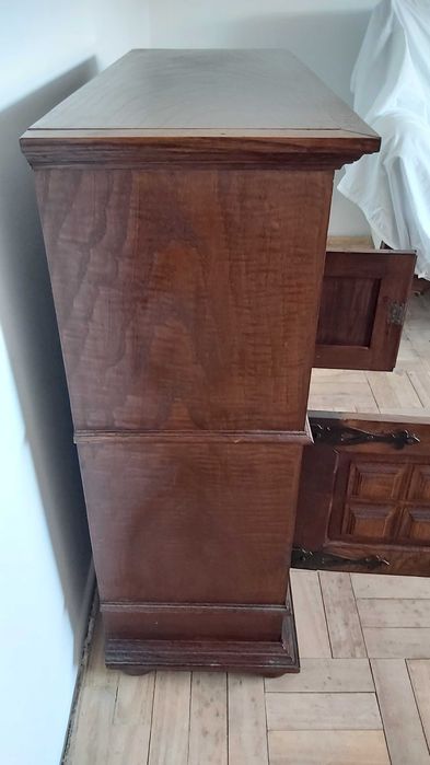 Mesa auxiliar o mesa TV de madeira maciça talhada/esculpida.