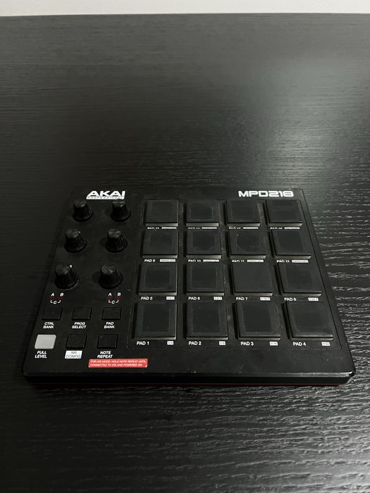Akai MPD218 – Controlador MIDI USB com 16 Pads MPC