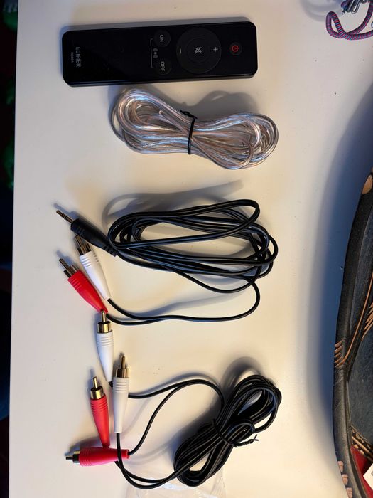 Colunas Edifier R1280Ts com saída para subwoofer