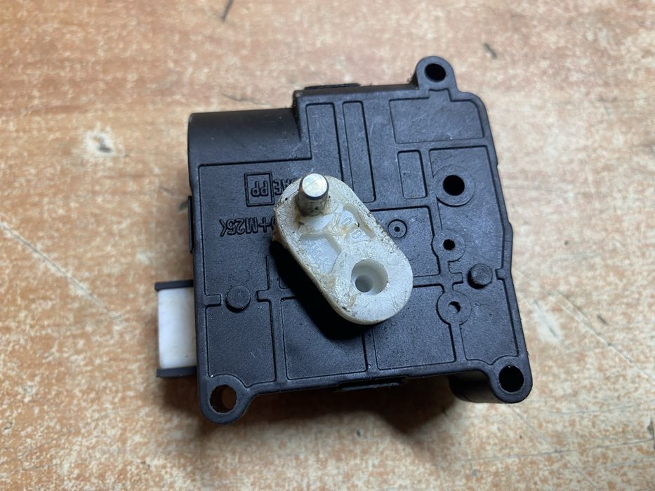 Toyota Avensis T25, Corolla. Mitsubishi. Сервопривід пічки, заслонки.