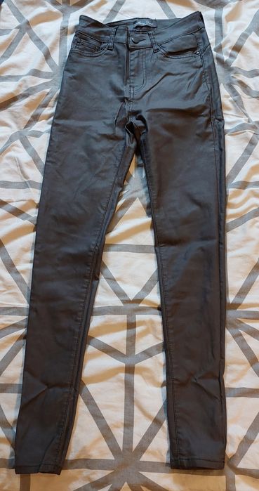 Spodnie. Paczka ubrań spodnie i bluzki