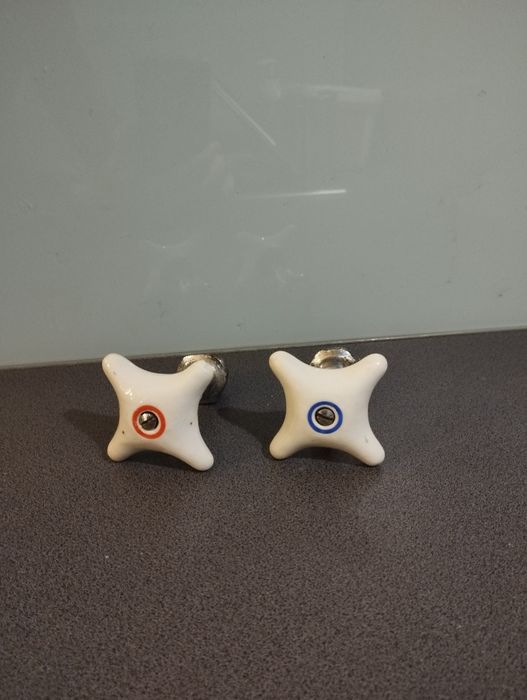 Stare ceramiczne pokrętła do kranu