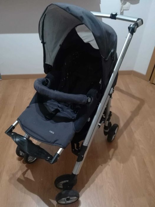 Carrinho Bebeconfort com proteção para a chuva